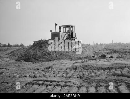 Freizeitparks, Flughäfen usw., Bau von Sportplätzen, Werkzeugen, Arbeiter Datum: September 1955 Standort: Goirle, Noord-brabant Schlüsselwörter: Bausportplätze, Arbeiter, Erholungsgebiete, Flughäfen usw., Werkzeuge Stockfoto