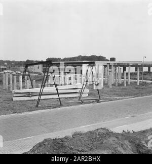 [Sammlung von Betonpfählen über dem Boden] 4 Anmerkung: Lage: Weldamlaan. Das Gebäude im Hintergrund ist von Bottelme Arnhem (Coca-Cola-Fabrik). In der Ferne sehen Sie die Villen am Arnhemsestraatweg Datum: Juli 1967 Standort: Arnhem Schlüsselwörter: Flachblöcke, Pfannenarbeiten Stockfoto