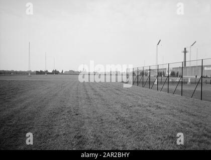 Freizeitparks, Flughäfen usw., Bau von Sportparks, Lastwagen, Arbeiter, Draglines Datum: September 1955 Standort: Goirle, Noord-Brandant Schlüsselwörter: Bausportparks, Arbeiter, Draglines, Freizeitparks, Flughäfen usw., Lastwagen Stockfoto