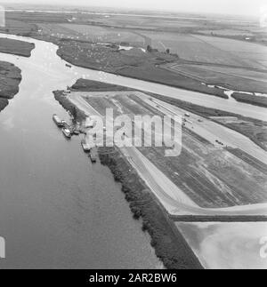 Luftaufnahme. Sandzementklöße. Biesbosch Anmerkung: In Polder bei Viersprung Flüsse Datum: 1968 Ort: Biesbosch Schlüsselwörter: Luftaufnahmen, Flüsse, Schiffe, Land Stockfoto