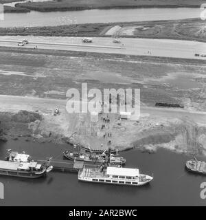 Luftaufnahme. Sandzementklöße. Biesbosch-Anmerkung: In Polder an Viersprungflüssen. Besucher, die mit dem Schiff der Rederij van Straten ankommen, sind zu sehen Datum: 1968 Ort: Biesbosch Schlagwörter: Luftaufnahmen, Schiffe, Land Stockfoto