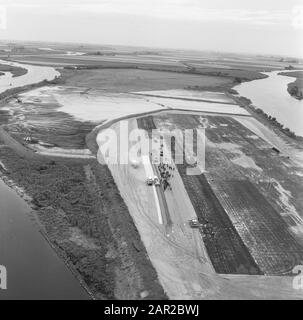 Luftaufnahme. Sandzementklöße. Biesbosch-Anmerkung: In Polder an Viersprungflüssen. Besucher, die mit dem Schiff der Rederij van Straten zum Arbeitsdatum: 1968 Ort: Biesbosch Schlagwörter: Luftaufnahmen, Sandzementstein Stockfoto