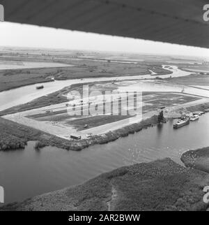 Luftaufnahme. Sandzementklöße. Biesbosch-Anmerkung: In Polder an Viersprungflüssen. Besucher, die mit dem Schiff der Rederij van Straten zum Arbeitsdatum: 1968 Ort: Biesbosch Schlagwörter: Luftaufnahmen, Sandzementstein Stockfoto