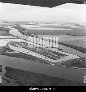 Luftaufnahme. Sandzementklöße. Biesbosch-Anmerkung: In Polder an Viersprungflüssen. Besucher, die bei der Arbeit mit dem Schiff der Rederij van Streets ankamen Datum: 1968 Ort: Biesbosch Schlüsselwörter: Luftbilder, Flüsse, Land Stockfoto