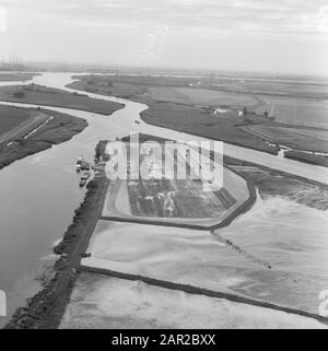 Luftaufnahme. Sandzementklöße. Biesbosch Anmerkung: In Polder bei Viersprung Flüsse Datum: 1968 Ort: Biesbosch Stichwörter: Luftaufnahmen, Sandzementstortsteen Stockfoto