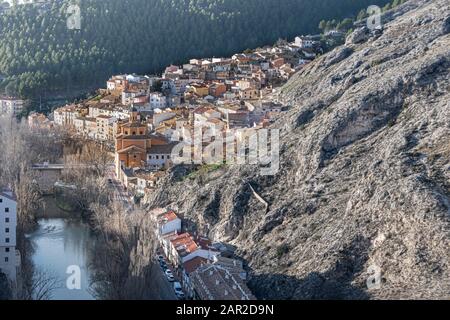 Blick auf den Fluss Jucar und die Gebäude der Stadt Cuenca an ihren Ufern. Europa spanien Stockfoto
