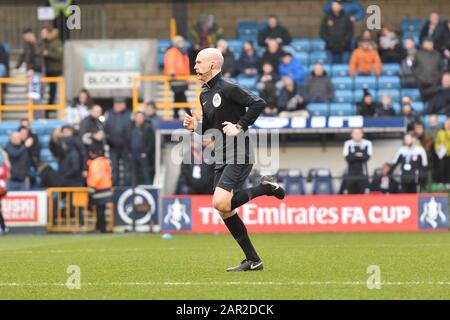 Den, London, Großbritannien. Januar 2020. London, ENGLAND - 25. JANUAR Der Schiedsrichter Anthony Taylor erwärmte sich während des 4. Runden Matches des FA Cup zwischen Millwall und Sheffield United in Den, London am Samstag, 25. Januar 2020. (Kredit: Ivan Yordanov/MI News)Foto darf nur für redaktionelle Zwecke in Zeitungen und/oder Zeitschriften verwendet werden, Lizenz für kommerzielle Nutzung erforderlich Kredit: MI News & Sport /Alamy Live News Stockfoto