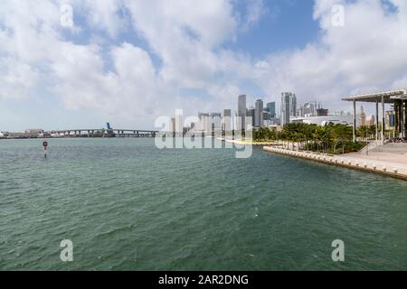 Blick auf die Innenstadt von Mac Arthur Causeway, Miami Beach, Miami, Florida, Vereinigte Staaten von Amerika, Nordamerika Stockfoto