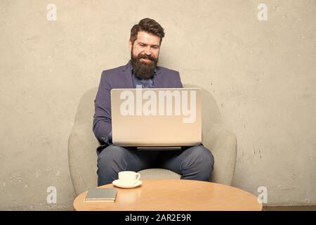 Mann trinken Kaffee im Büro. Reaktion auf geschäftliche E-Mails. Digitales Marketing. Im Internet surfen. Online kaufen. Projekt Manager. Geschäftliche Korrespondenz. Moderne Geschäftsmann. Geschäftsmann Laptop. Stockfoto
