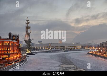 = Gefrorener Moskwa-Fluss und Peter das Große Denkmal im Winter Sonnenuntergang = Moskauer Winterlandschaft mit Blick von der Patriarchy-Brücke auf den gefrorenen Fluss Mos Stockfoto