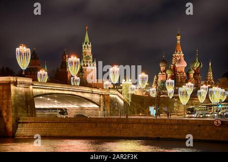 = Silvester am Moskvorestkaya-Embankment am Winterabend = Blick von der Rauschskaja, dem Ufer des Moskwa (Moskau) auf der Seite Stockfoto