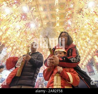 Los Angeles, Kalifornien, USA. 25. Januar 2020, Los Angeles, Kalifornien, USA: Am ersten Tag des chinesischen Lunar-Neujahrs, dem Jahr des Ratten über den chinesischen Tierkreis, in Los Angeles am 25. Januar 2020, beten Menschen mit Weihrauch im Thien Hau-Tempel. Kredit: Ringo Chiu/ZUMA Wire/Alamy Live News Stockfoto