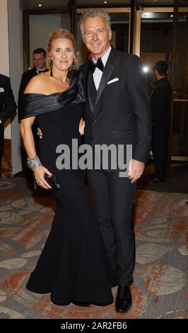 Hamburg, Deutschland. Januar 2020. Jörg Pilawa, Moderator, und seine Frau Irina kommen zum 71. Hamburger Presseball im Hotel 'Atlantic'. Kredit: Georg Wendt / dpa / Alamy Live News Stockfoto