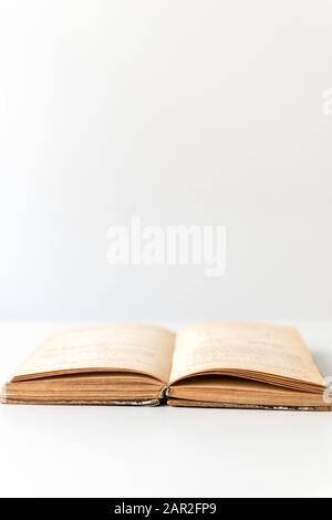 Nahaufnahme eines offenen alten Wissenschaftsbuchs mit Gleichungen und Diagrammen aus verschiedenen Bereichen: Mathematik, Physik, Chemie. Die Seiten haben die Marken von Stockfoto