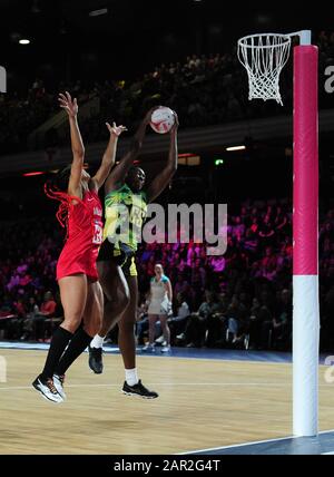 Nat Haythornthwaite von England Vitality Roses (links) und Kadie-Ann Dehaney von Jamaika kämpfen in der Copper Box in London um das Spiel des Vitality Netball Nations Cup. Stockfoto