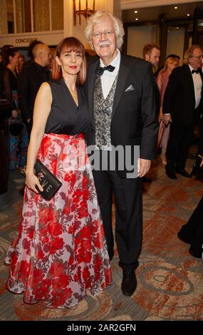 Hamburg, Deutschland. Januar 2020. Carlo von Tiedemann, Moderator und seine Frau Julia kommen zum 71. Hamburger Presseball im Hotel 'Atlantic'. Kredit: Georg Wendt / dpa / Alamy Live News Stockfoto