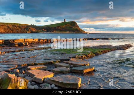 Felsvorsprünge bathten im Abendlicht an der Kimmeridge Bay an der Dorset Küste Stockfoto