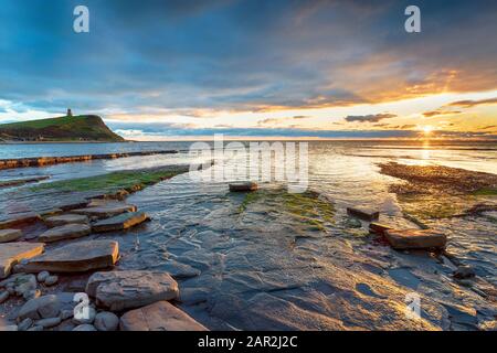 Schöner Sonnenuntergang über der Bucht von Kimmeridge bei Wareham an der Dorset-Küste Stockfoto