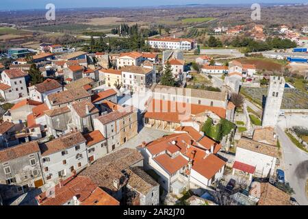 Ein Luftbild von Sveti Lovrec und St. Martin's Church, Istrien, Kroatien Stockfoto