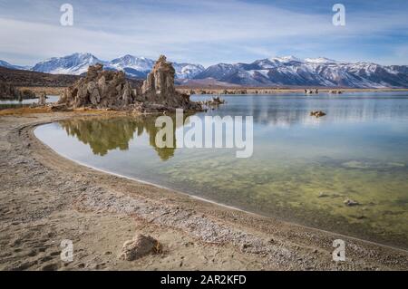 Blick auf die Tufas am Mono Lake in Kalifornien mit den Sierra Mountains während der goldenen Stunde. Stockfoto