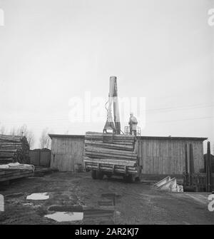 Fahrzeuge, Kräne, Hebearbeiten, Arbeiter, Holzarbeiten, Gebäude, Scheunen Datum: Undatierte Schlüsselwörter: Arbeiter, Gebäude, Kräne, Holzarbeiten, Scheunen, Hebearbeiten, Fahrzeuge Stockfoto