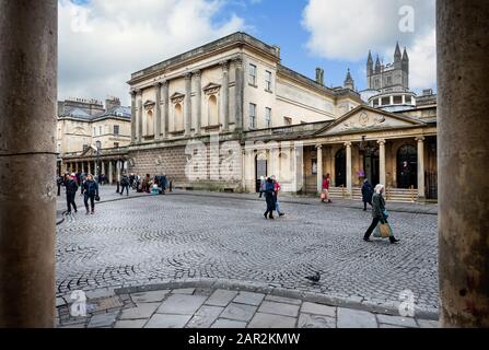 Kolonnadierte georgische Gebäude, die am 23. Januar 2020 zum Pumpenraum und zur Bath Abbey bei Sonnenuntergang in der Stall Street, Bath, Somerset, Großbritannien führten Stockfoto