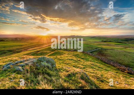 Sonnenuntergang über Hadrians Wall aus Caw Gap in der Nähe von Haltwhistle in Northumberland Stockfoto