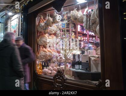 Präsentieren Sie das Lebensmittelgeschäft. Parma ist eine Stadt des gastronomischen Tourismus Stockfoto