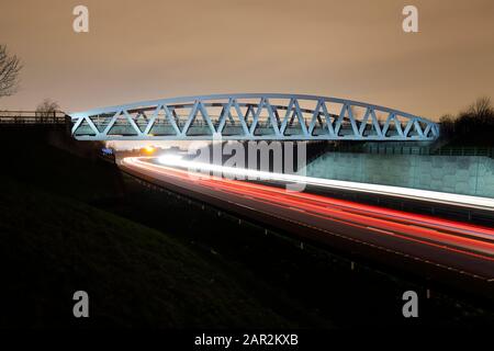 Leichte Wege vom abendlichen Verkehr auf der M1 in Leeds Stockfoto