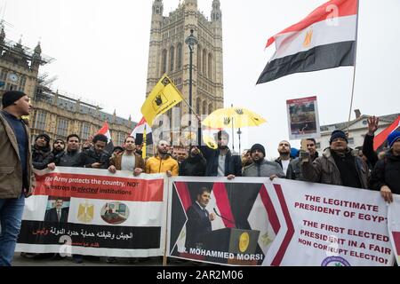 London, Großbritannien. Januar 2020. Anhänger des ägyptischen Revolutionären Rates und britischer Anti-Coup-Organisationen protestieren außerhalb des Parlaments gegen die ägyptische Regierung von Präsident Abdel Fattah el-Sisi. Credit: Mark Kerrison/Alamy Live News Stockfoto