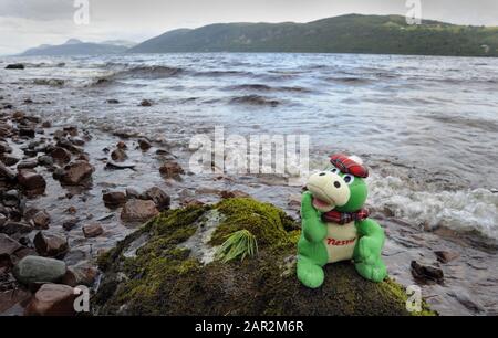 LOCH NESS MONSTERSPIELZEUG AN DEN UFERN VON LOCH NESS SCOTLAND RE NESSIE-TOURISMUS MYTHEN LEGENDEN RÄTSEL GROSSBRITANNIEN Stockfoto