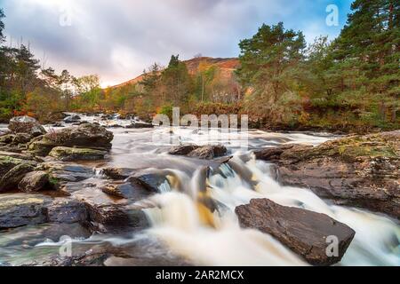 The Falls of Dochart at Killin am westlichen Rand von Loch Tay im Loch Lomond & The Trossachs National Park Stockfoto
