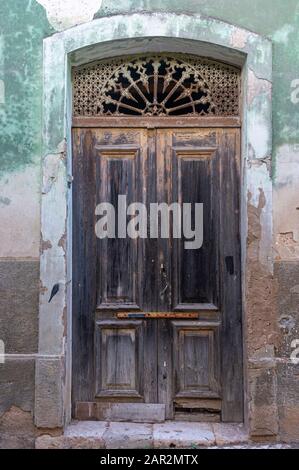 Eine alte, zerbrochene und geschlossene Tür in Portugal Stockfoto