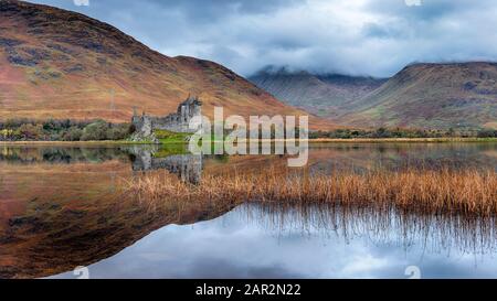 Herbst im Kilchurn Castle am Loch Awe bei Dalmally in Schottland Stockfoto