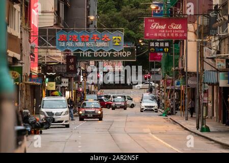 Hongkong, China - 6. Februar 2019: Morgendliche Szene auf ruhiger Straße im Tsim Sha Tsui Gebiet Stockfoto