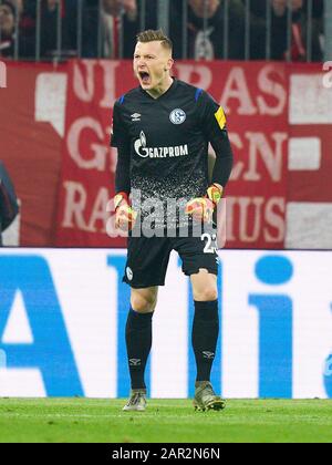 Fußball München-Schalke, München, 25. Januar 2020. Markus SCHUBERT, S04 23 FC BAYERN MÜNCHEN - FC SCHALKE 04 5-0 - DFL-REGELUNGEN VERBIETEN JEDE VERWENDUNG VON FOTOS als BILDSEQUENZEN und/oder QUASI-VIDEO - 1.Deutsche Fußball-Liga, München, 25. Januar 2020. Saison 2019/2020, Spieltag 19, © Peter Schatz / Alamy Live News Stockfoto