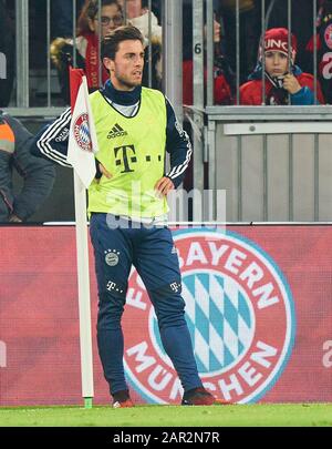 Fußball München-Schalke, München, 25. Januar 2020. Alvaro ODRIOZOLA, FCB 2 Aufwärmphase FC BAYERN MÜNCHEN - FC SCHALKE 04 - DFL-REGELUNGEN VERBIETEN JEDE VERWENDUNG VON FOTOS als BILDSEQUENZEN und/oder QUASI-VIDEO - 1.Deutsche Fußball-Liga, München, 25. Januar 2020. Saison 2019/2020, Spieltag 19, © Peter Schatz / Alamy Live News Stockfoto