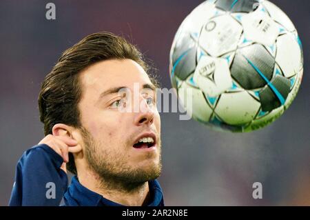 Fußball München-Schalke, München, 25. Januar 2020. Alvaro ODRIOZOLA, FCB 2 mit Ball FC BAYERN MÜNCHEN - FC SCHALKE 04 - DFL-REGELUNGEN VERBIETEN JEDE VERWENDUNG VON FOTOS als BILDSEQUENZEN und/oder QUASI-VIDEO - 1.Deutsche Fußball-Liga, München, 25. Januar 2020. Saison 2019/2020, Spieltag 19, © Peter Schatz / Alamy Live News Stockfoto