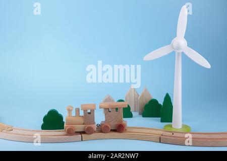 Holzspielzeug für Kinder auf blauem Hintergrund. Hintergrund Von Eco Toys Stockfoto