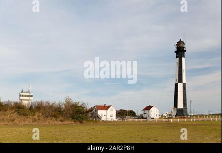 Der Cape Henry Lighthouse ist ein Leuchtturm am Kap Henry, die Landform, die den südlichen Eingang zur Chesapeake Bay, Virginia Beach, Virginia, USA markiert. Stockfoto