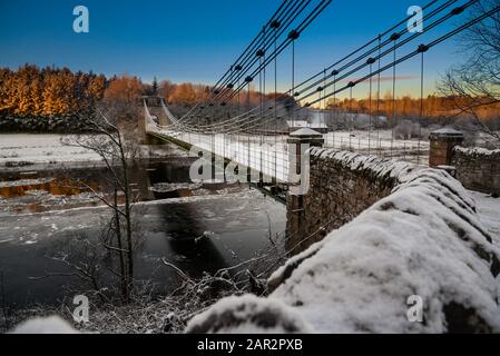 Der Winter an der Union Chain Bridge, die das Tweed überquert, das England und Schottland verbindet, die älteste Suspendierung, die den Verkehr in der Welt befördert, wurde im Jahr 1820 gebaut Stockfoto