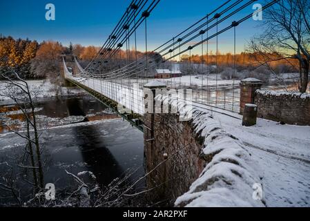 Der Winter an der Union Chain Bridge, die das Tweed überquert, das England und Schottland verbindet, die älteste Suspendierung, die den Verkehr in der Welt befördert, wurde im Jahr 1820 gebaut Stockfoto