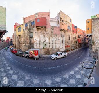 Guanajuato, Guanajuato, Mexiko - 25. November 2019: Fischauge Blick auf die U-Bahn-Straße Miguel Hidalgo Stockfoto