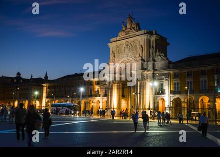 Abendgarnituren auf dem Rua Augusta Bogen, der zum Gedenken an den Wiederaufbau Lissabons nach dem Erdbeben von 1755 erbaut wurde. Stockfoto