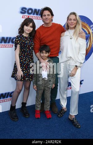 Los Angeles, USA. Januar 2020. Mary James Marsden, William Luca Costa-Marsden, James Marsden, Edei nehmen an der LA Premiere Von 'Sonic The Hedgehog' Teil, die am 25. Januar 2020 in den Paramount Studios in Los Angeles, Kalifornien, USA stattfand. (Foto von Art Garcia/Sipa USA) Credit: SIPA USA/Alamy Live News Stockfoto