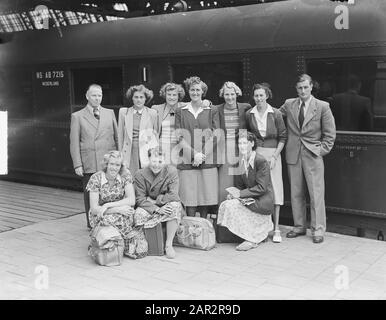 Abfahrt Frauen Leichtathletik Team nach Frankreich Anmerkung: Dritter von rechts: Fanny Blankers-Koen Datum: 13. Juli 1950 Schlagwörter: Athleten, Leichtathletik, Gruppenporträts, Stationen persönlicher Name: Blankers- Koen, Fanny Stockfoto