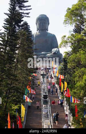 Insel Lantau hongkong - Besucher, die 261 Stufen zum Tian Tan Buddha klettern, dem größten buddha im Freien, der Insel Lantau Hong Kong Asia Stockfoto