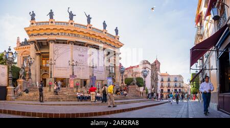 Guanajuato, Guanajuato, Mexiko - 25. November 2019: Touristen und Einheimische, die den Tag vor dem Theater Juarez genießen Stockfoto