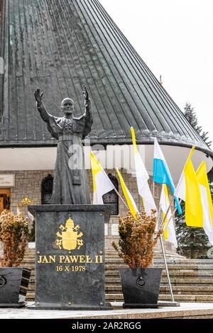 Papst Johannes, Poul II. Denkmal vor der Kirche, Heiligtum, unserer Lieben Frau von Fatima, Zakopane, Tatra Berge Polen. Stockfoto