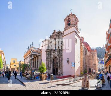 Guanajuato, Guanajuato, Mexiko - 25. November 2019: Touristen und Einheimische in der Iglesia de San Diego an der Straße de sopena Stockfoto